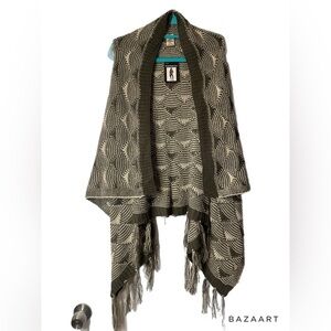 Lildy sweater vest with tassels and geo design. Size S/M U21